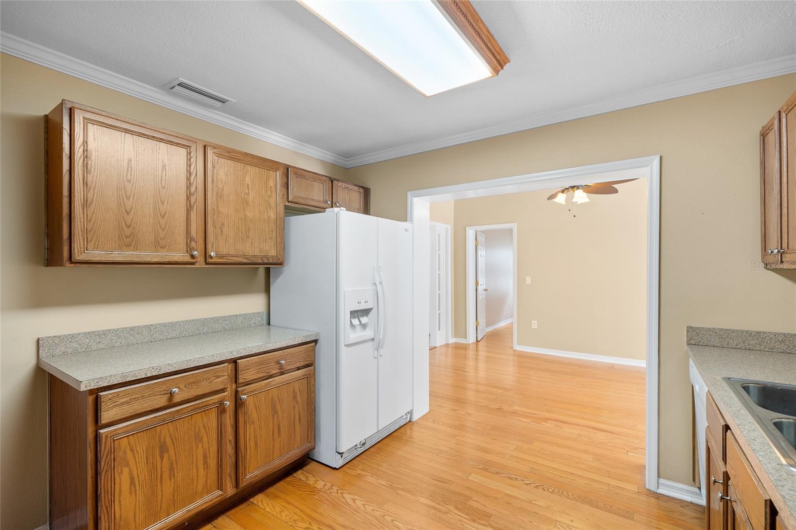 Listing photo id 13 for 3907 Azeele Street