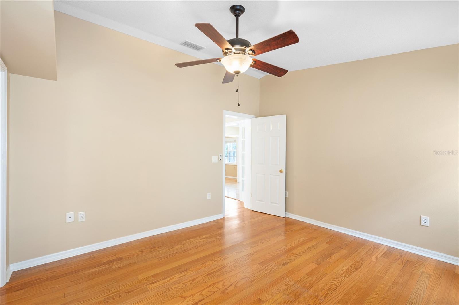 Listing photo id 15 for 3907 Azeele Street