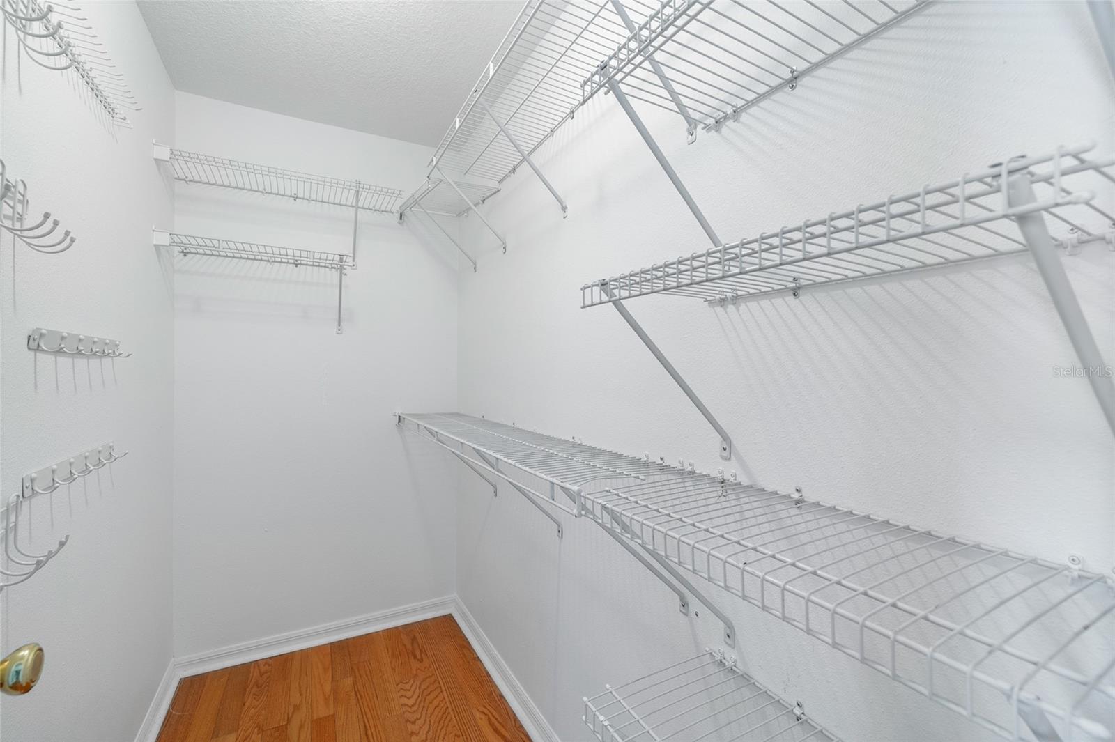 Listing photo id 17 for 3907 Azeele Street