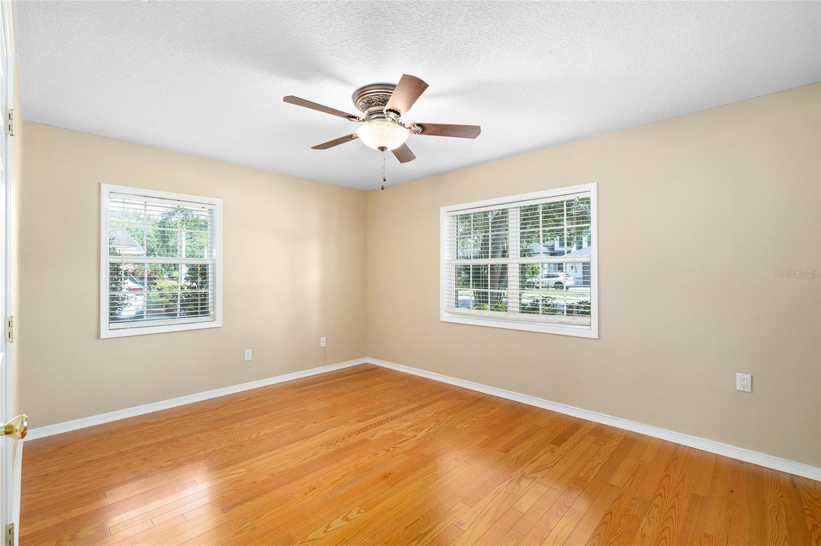 Listing photo id 18 for 3907 Azeele Street