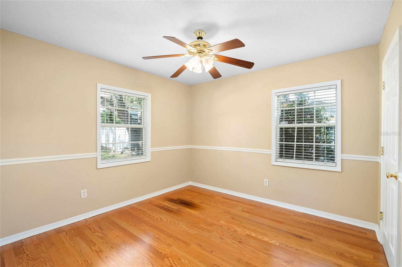 Listing photo id 19 for 3907 Azeele Street