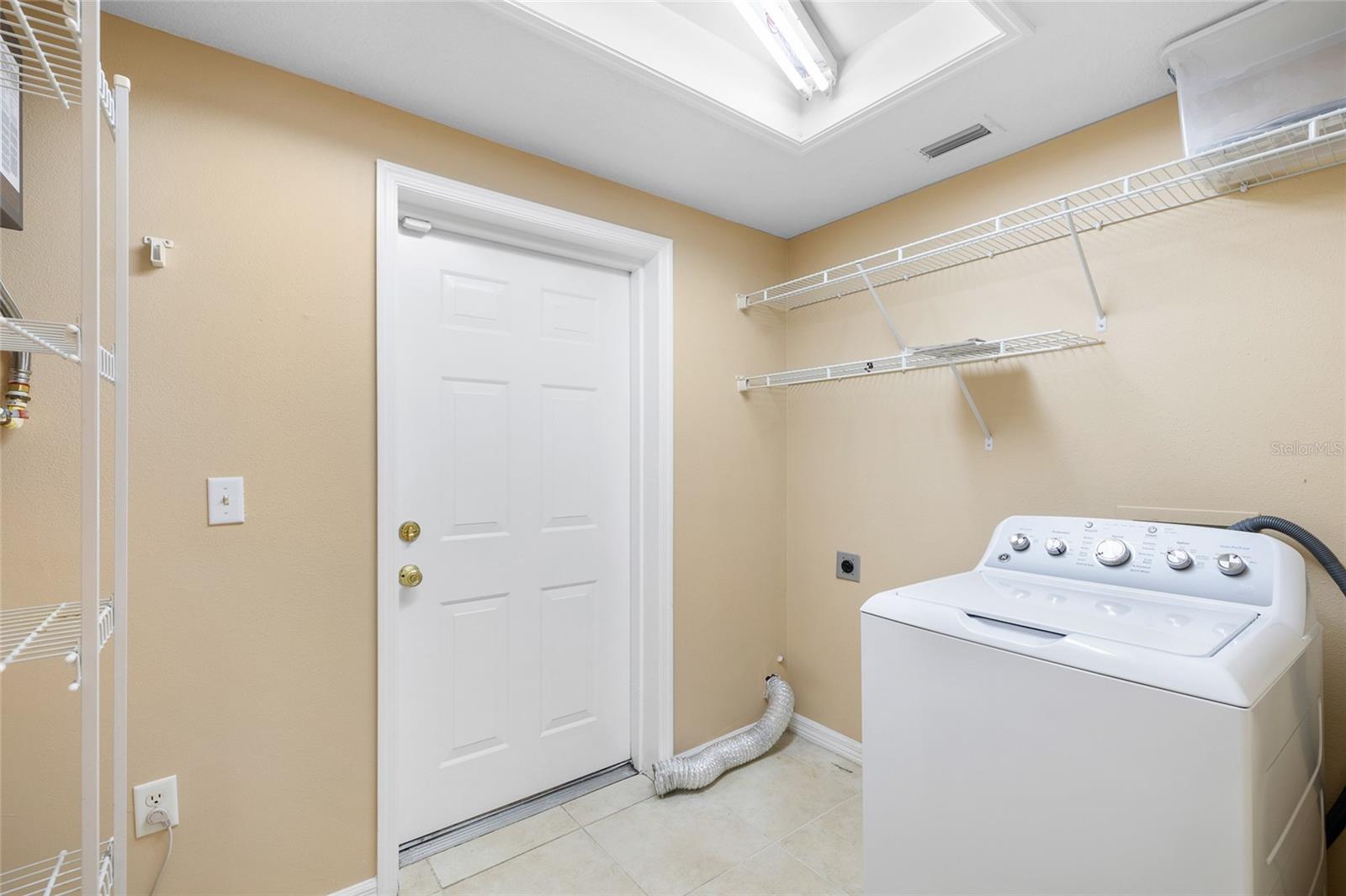 Listing photo id 21 for 3907 Azeele Street