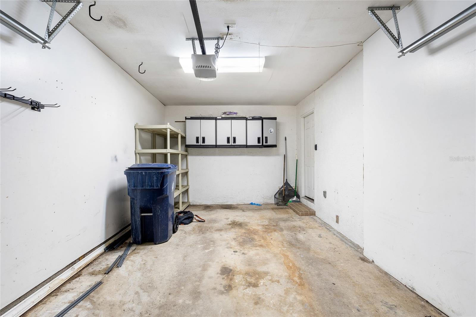 Listing photo id 22 for 3907 Azeele Street