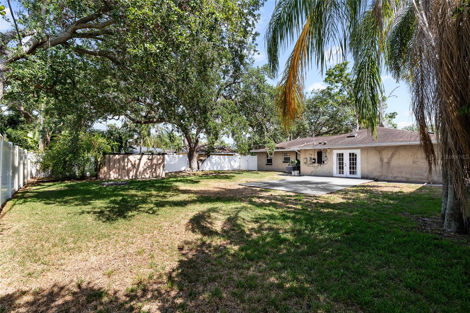 Listing photo id 25 for 3907 Azeele Street