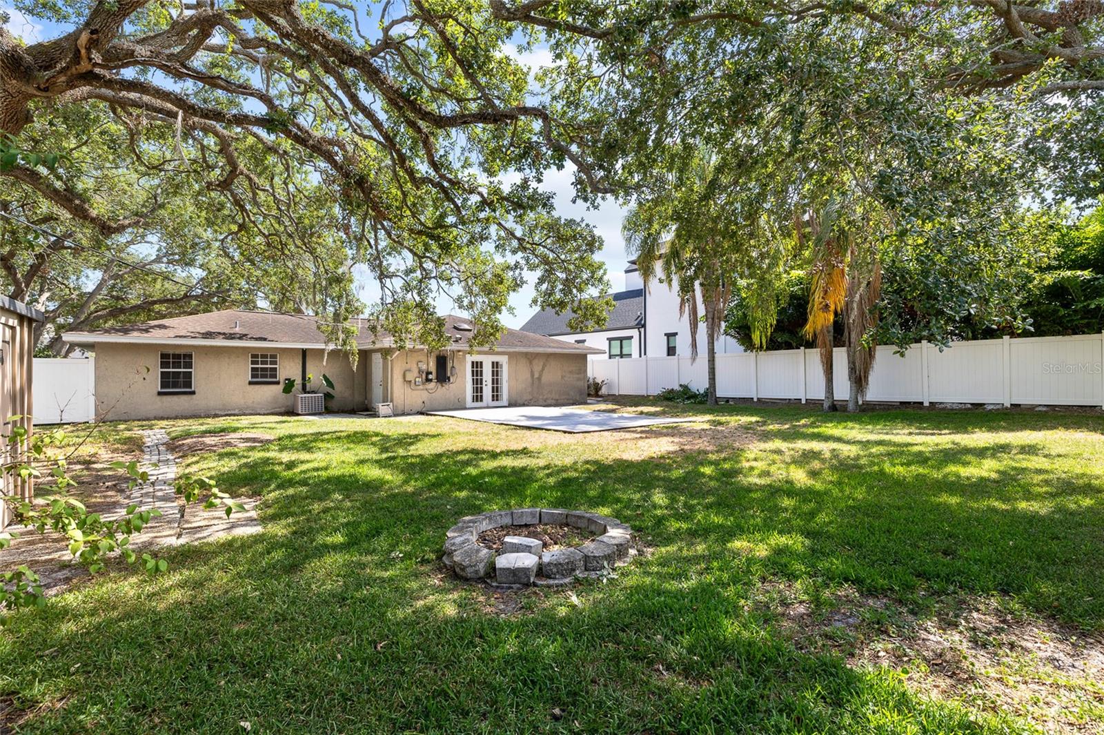 Listing photo id 26 for 3907 Azeele Street