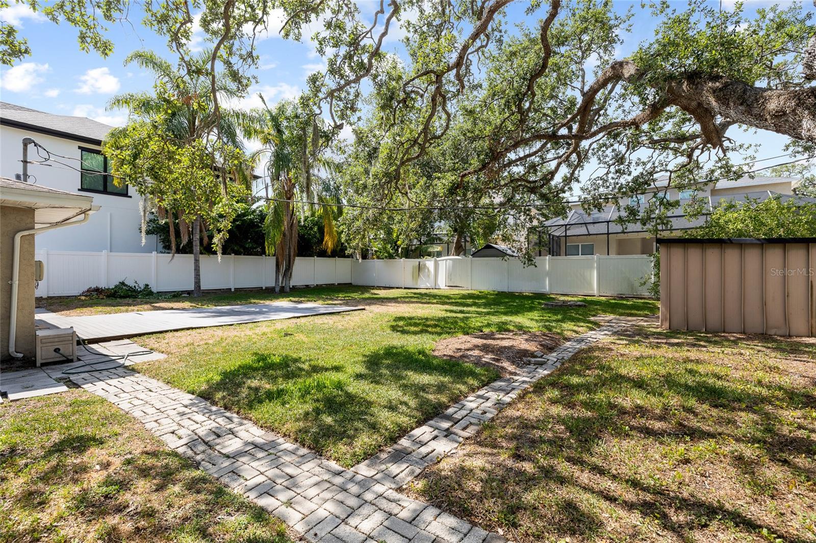 Listing photo id 27 for 3907 Azeele Street