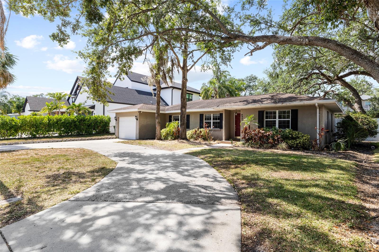 Listing photo id 1 for 3907 Azeele Street