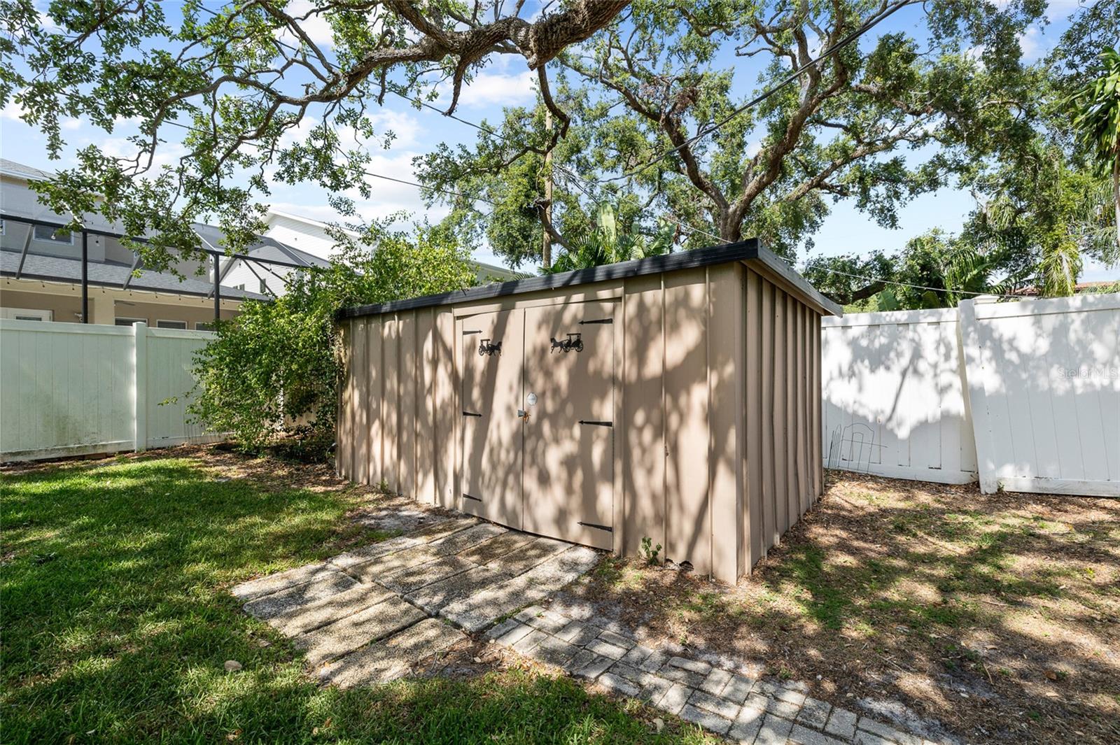 Listing photo id 28 for 3907 Azeele Street