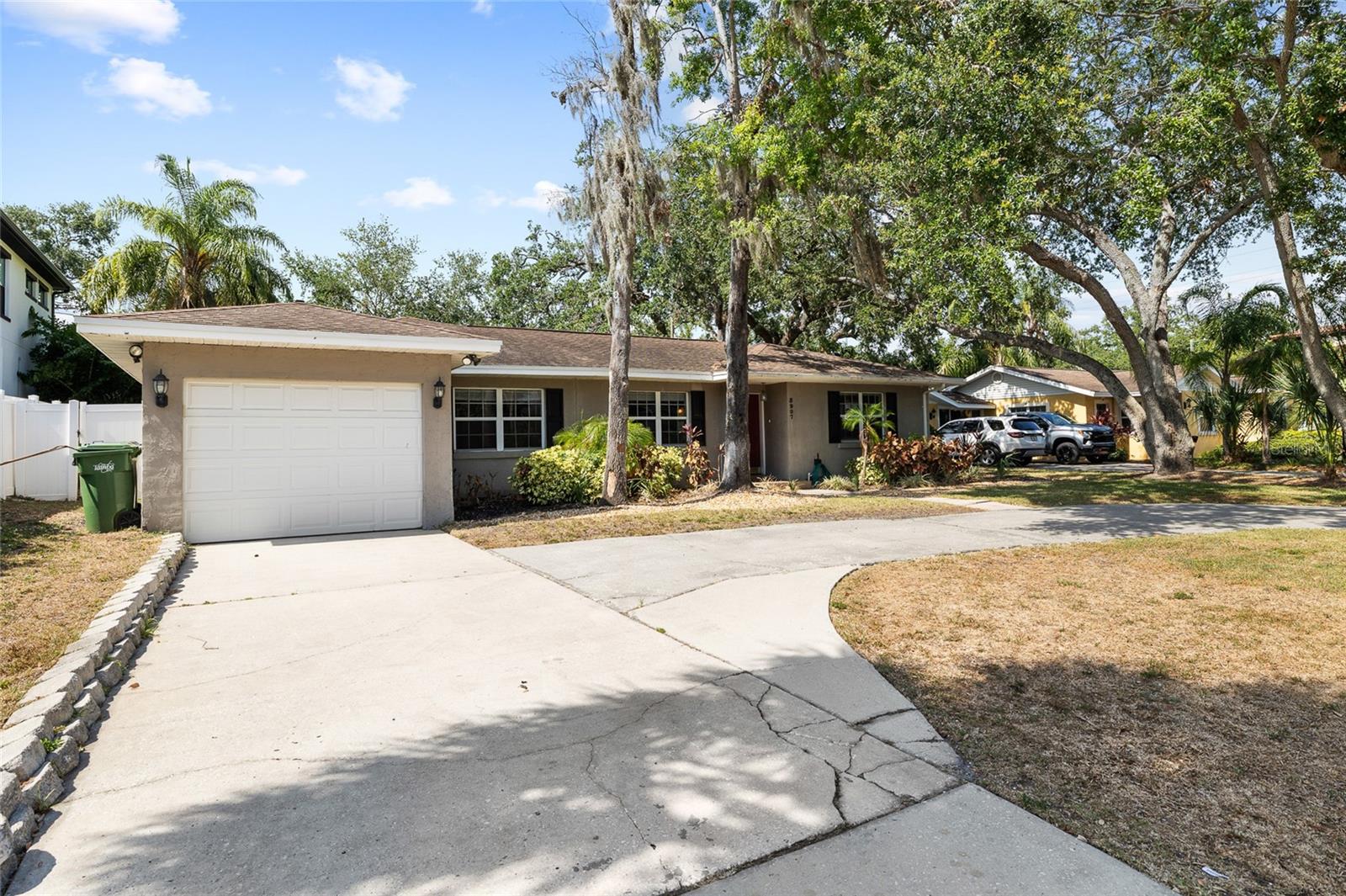 Listing photo id 2 for 3907 Azeele Street