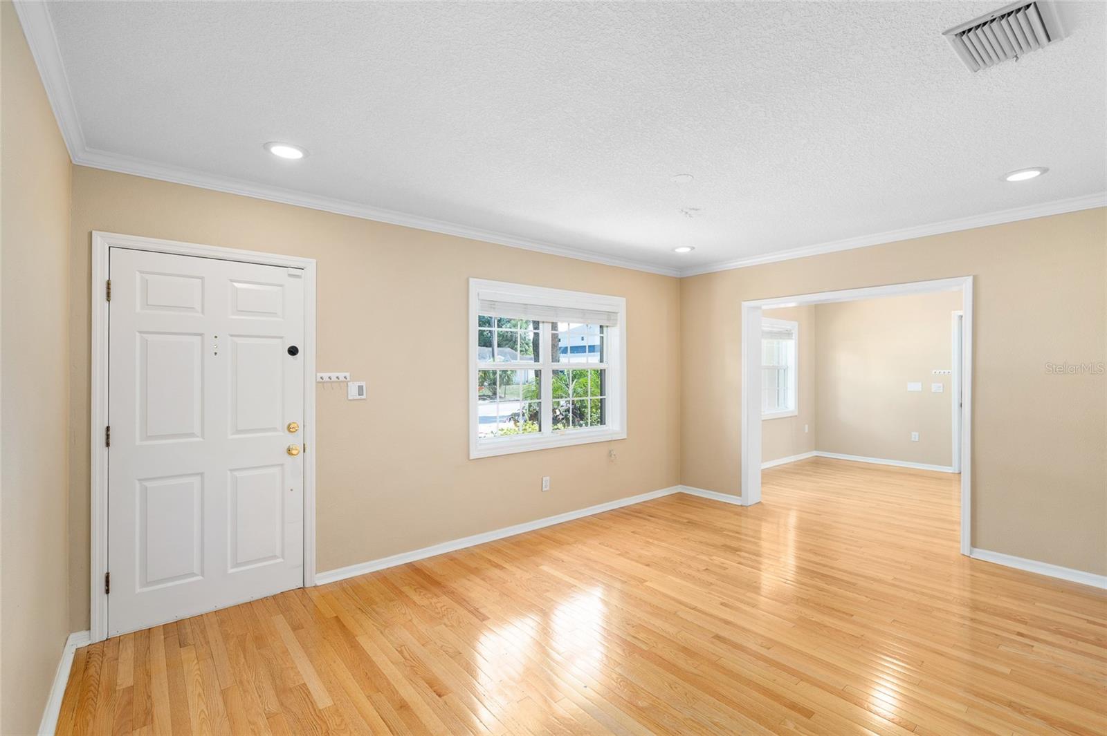 Listing photo id 4 for 3907 Azeele Street