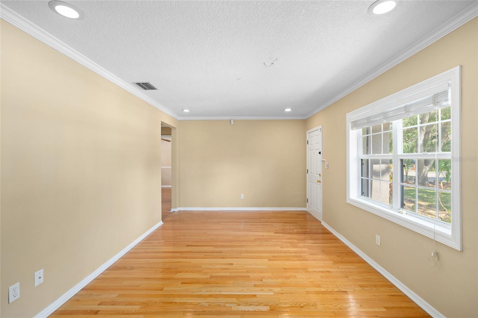 Listing photo id 5 for 3907 Azeele Street