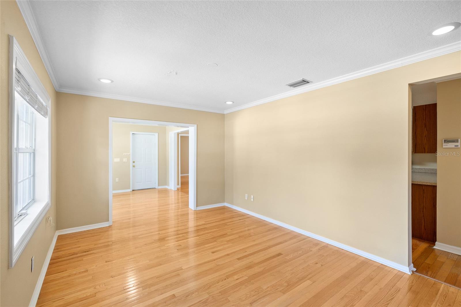 Listing photo id 6 for 3907 Azeele Street
