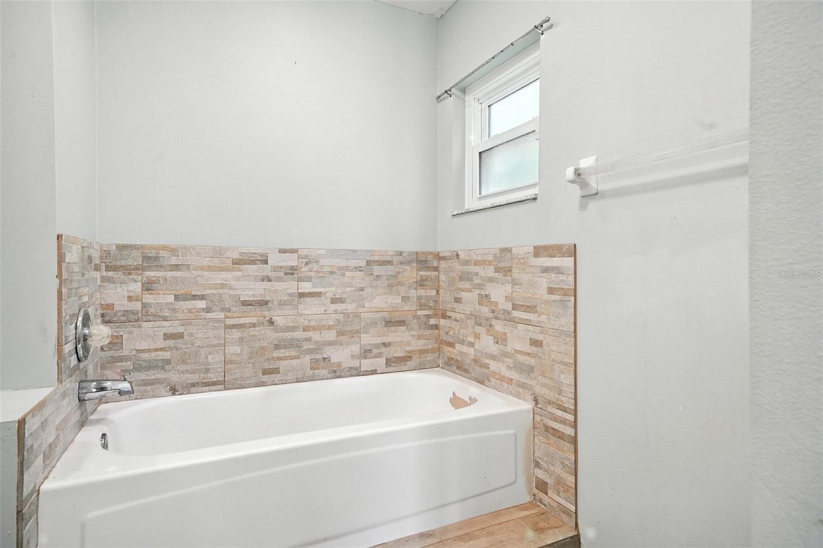 Listing photo id 9 for 22422 Stillwood Drive