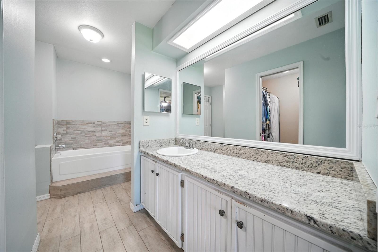 Listing photo id 10 for 22422 Stillwood Drive