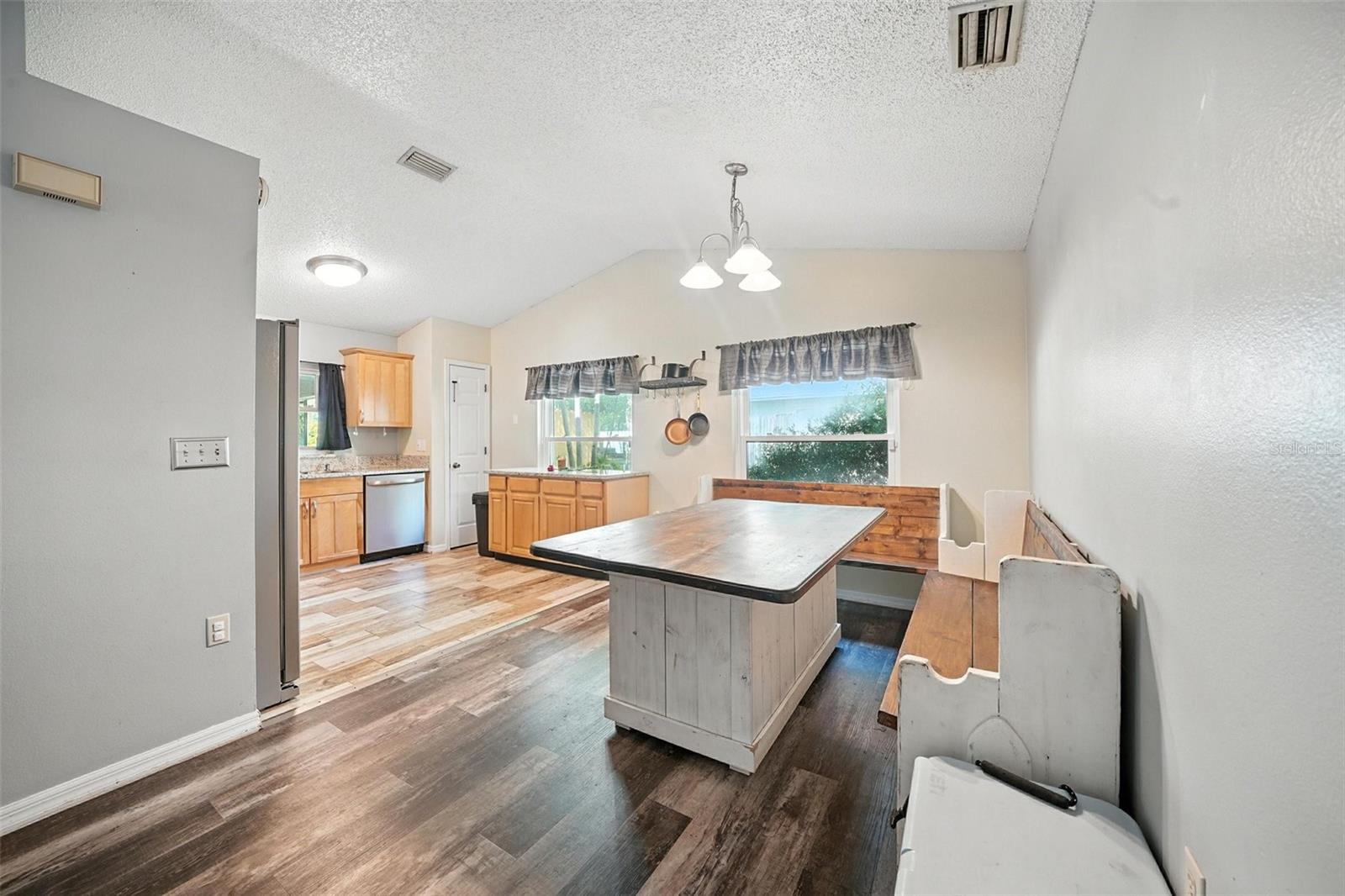 Listing photo id 12 for 22422 Stillwood Drive