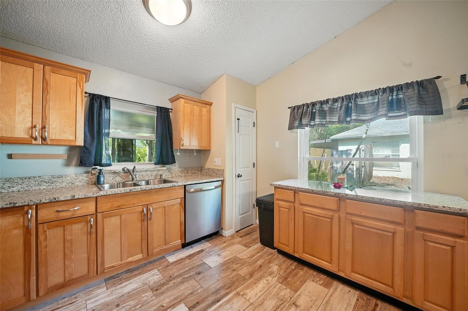 Listing photo id 15 for 22422 Stillwood Drive