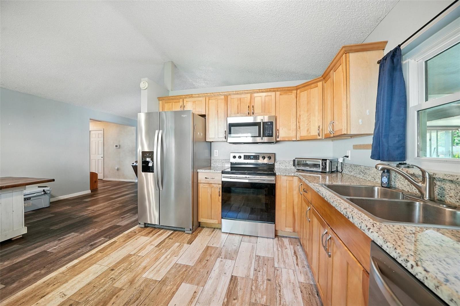 Listing photo id 16 for 22422 Stillwood Drive
