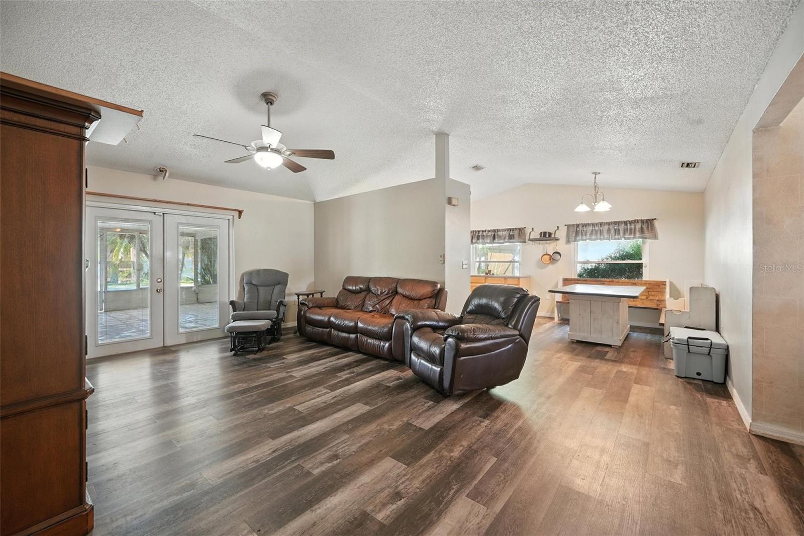 Listing photo id 2 for 22422 Stillwood Drive