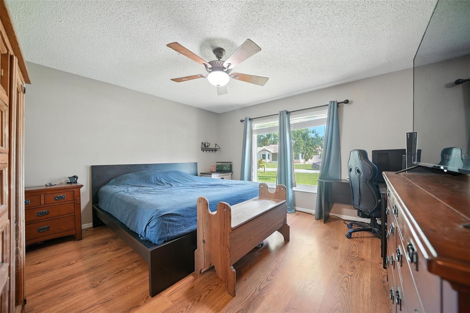 Listing photo id 3 for 22422 Stillwood Drive