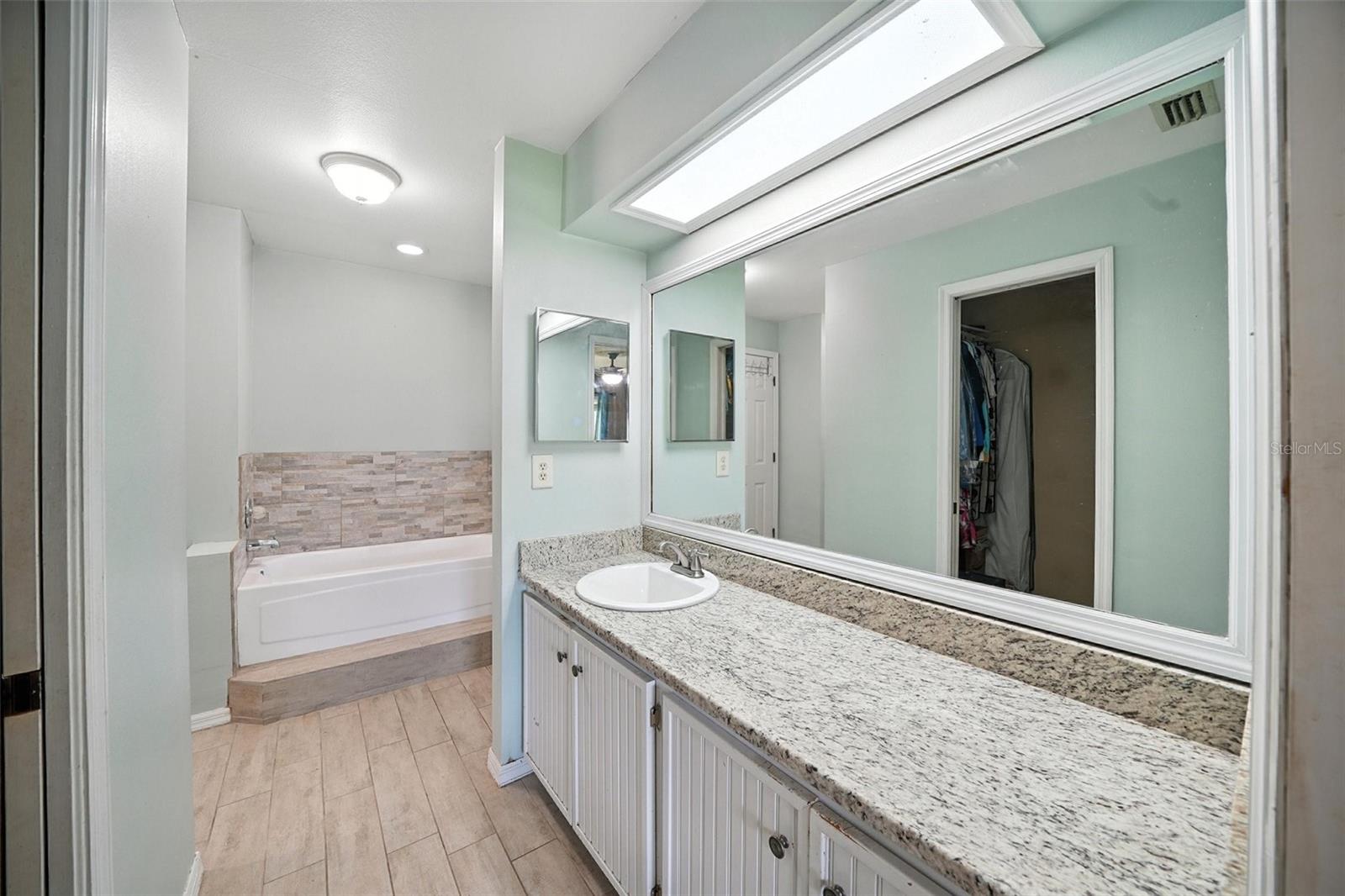 Listing photo id 6 for 22422 Stillwood Drive