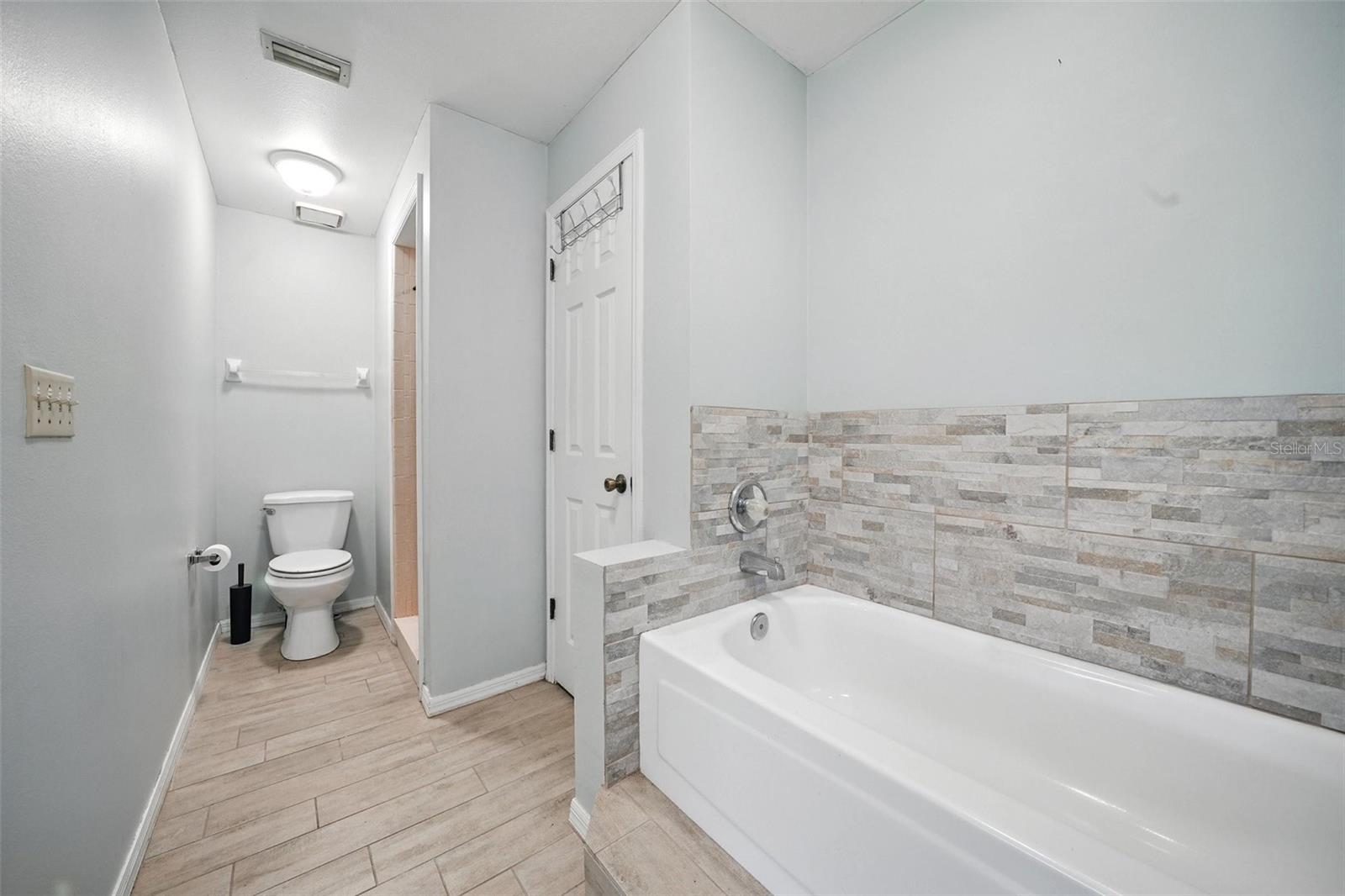 Listing photo id 7 for 22422 Stillwood Drive