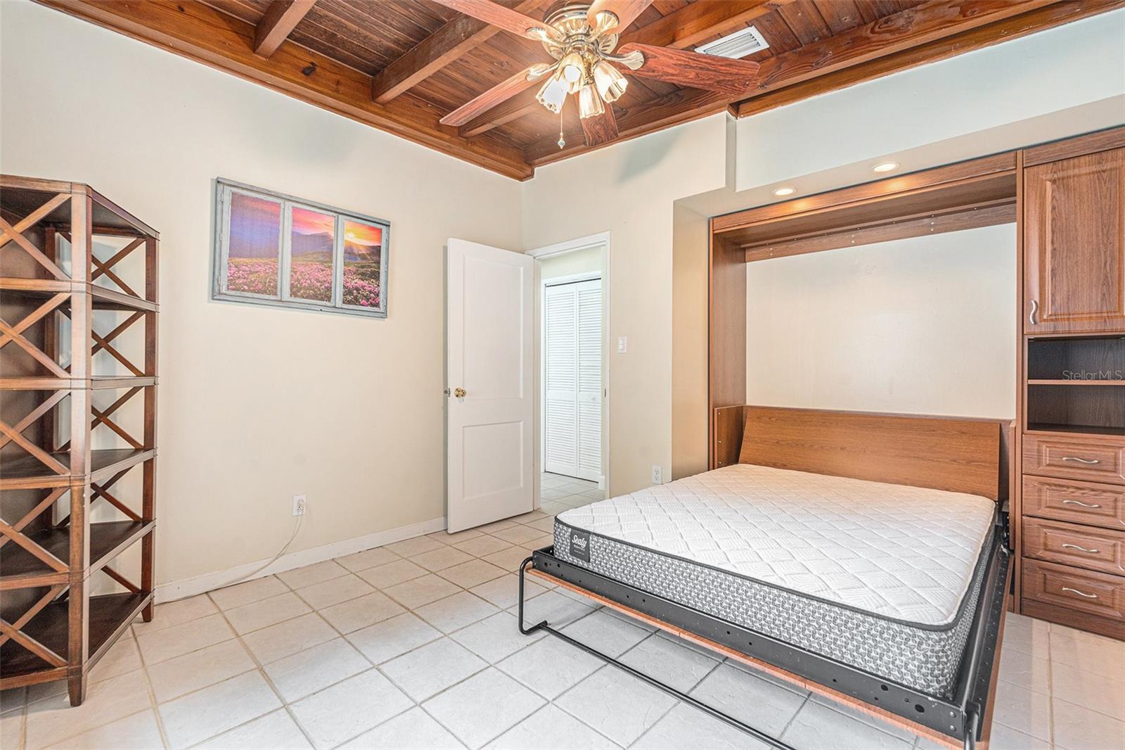 Listing photo id 29 for 1533 Suffolk Street N