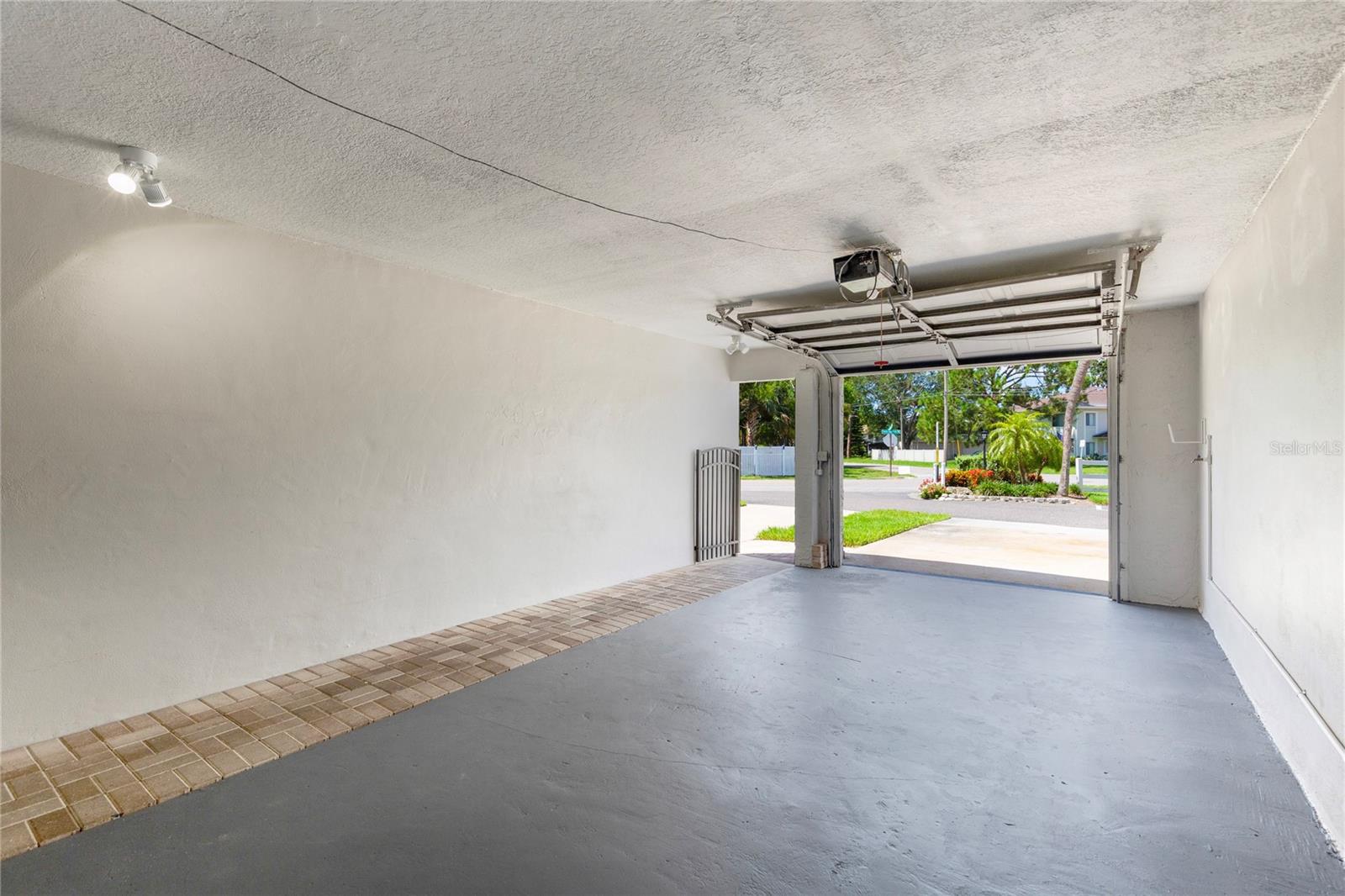 Image 34 of 59 For 2980 Haines Bayshore Road 105