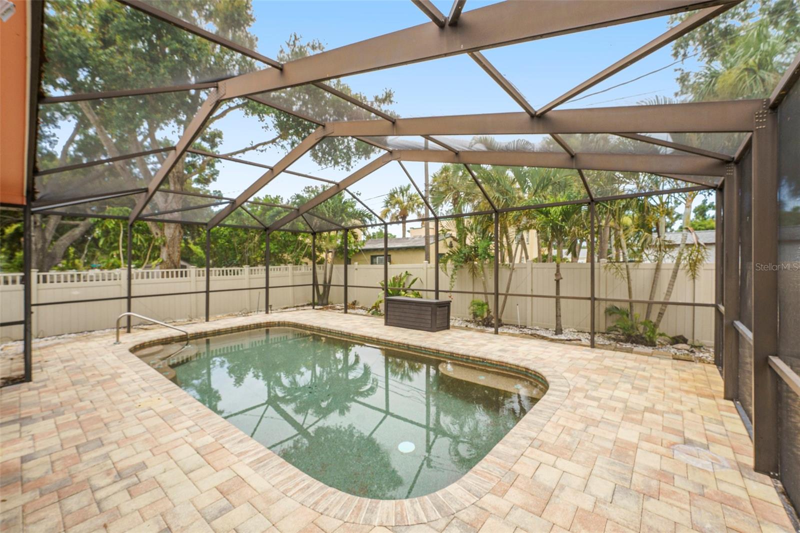 Listing photo id 41 for 1517 60th Street S