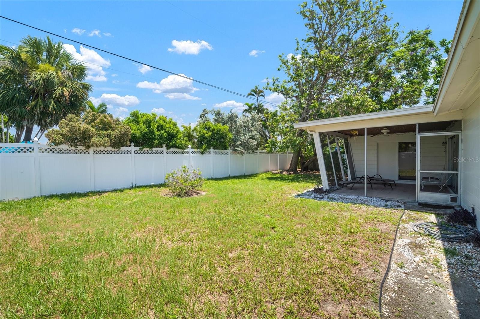 Image 7 of 51 For 2502 Tropical Shores Drive Se