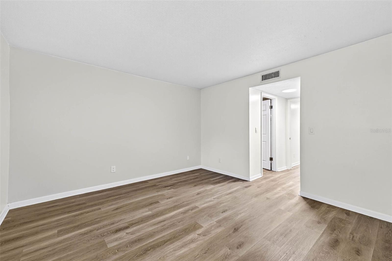 Image 18 of 26 For 6308 Newtown Circle 8b3