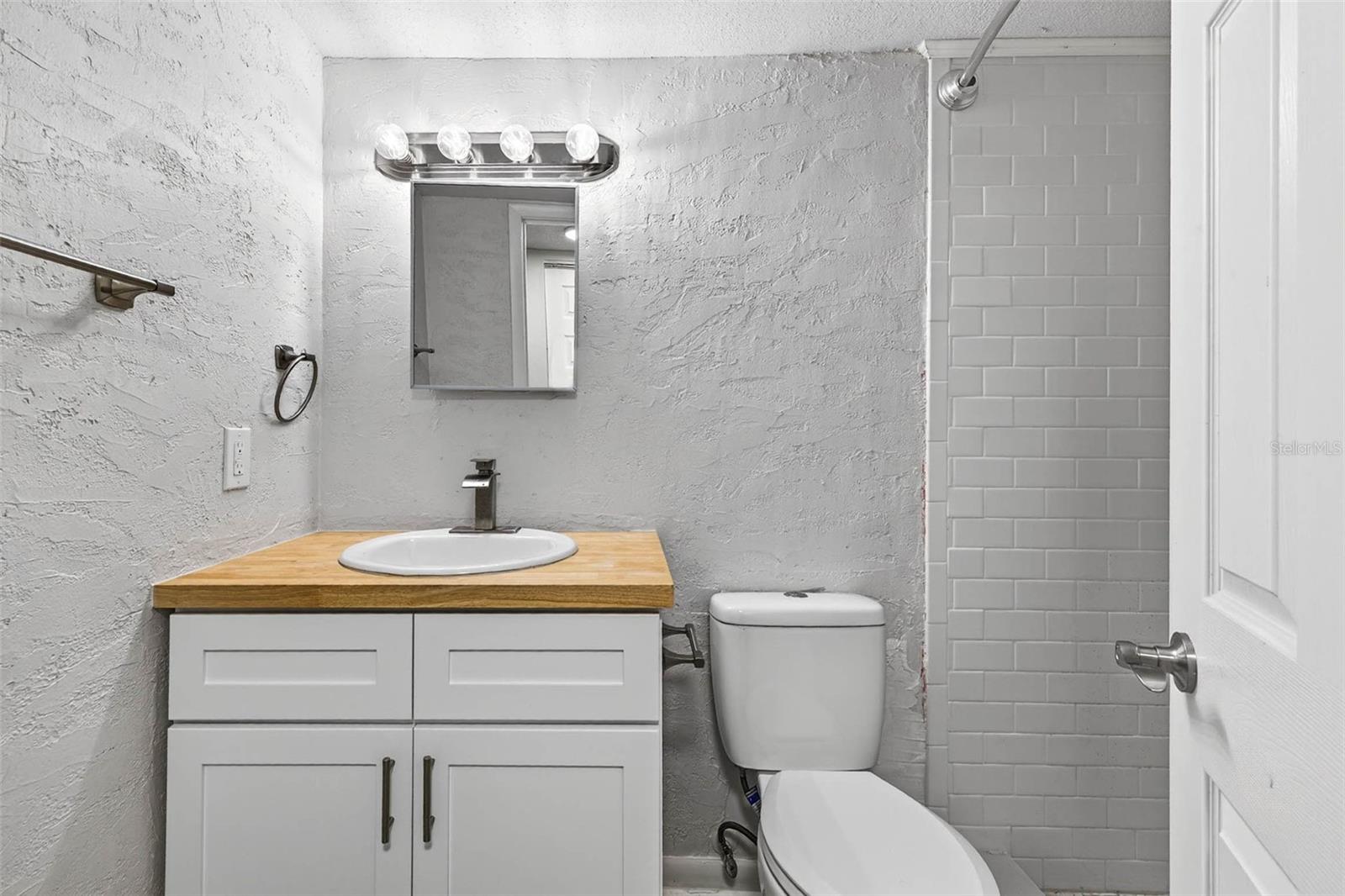 Image 19 of 26 For 6308 Newtown Circle 8b3