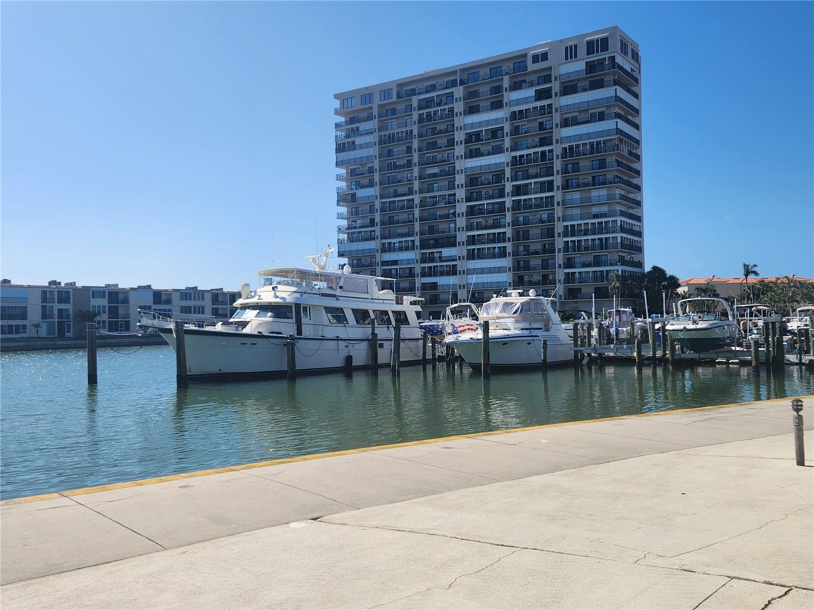 Image 21 of 27 For 7645 Sun Island Drive S 207