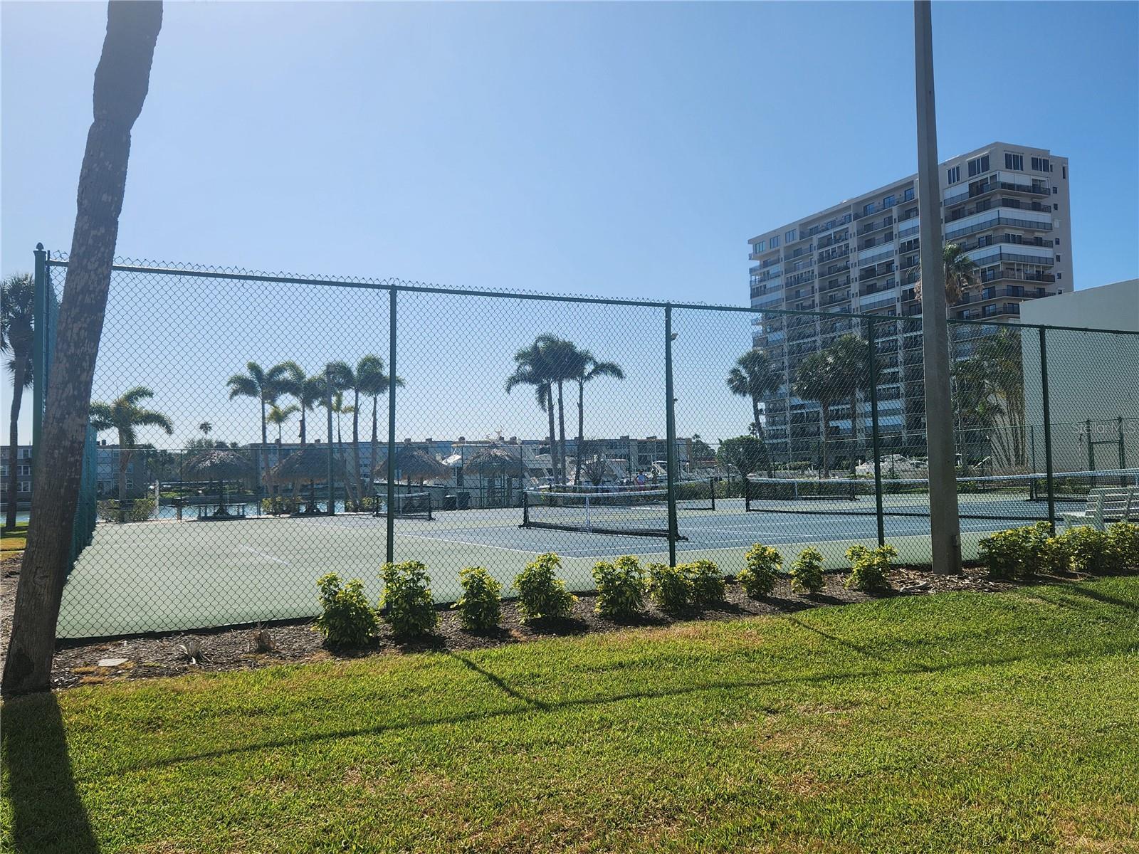 Image 23 of 27 For 7645 Sun Island Drive S 207