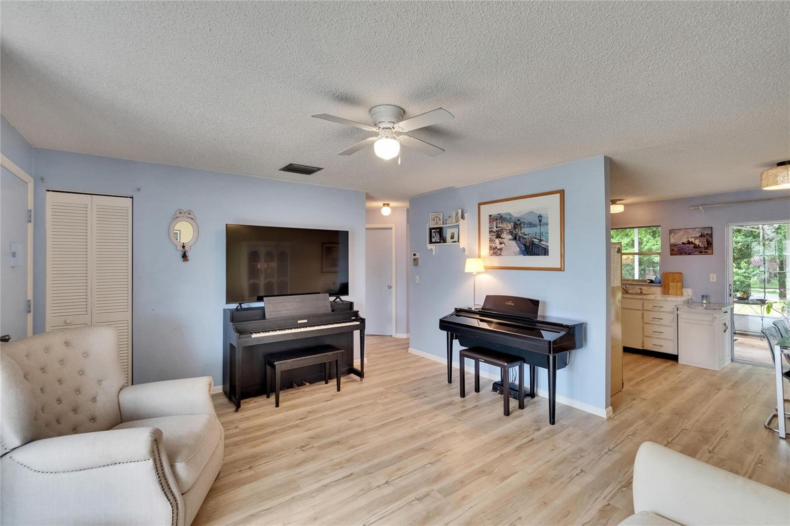 Listing photo id 11 for 3733 Mendocino Street