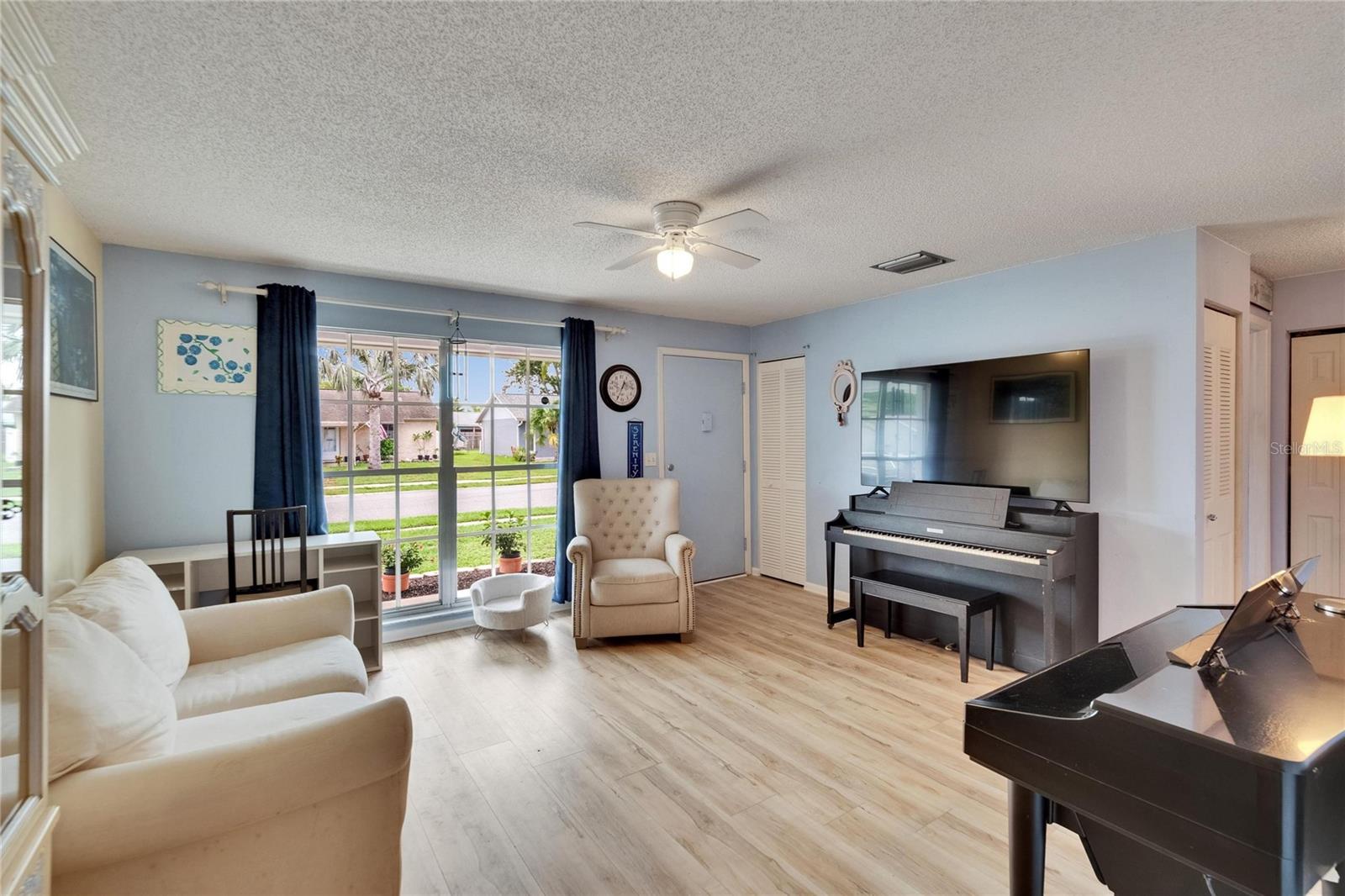 Listing photo id 12 for 3733 Mendocino Street