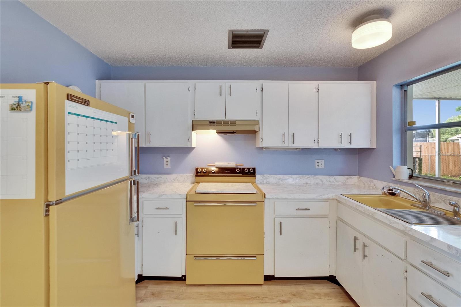 Listing photo id 15 for 3733 Mendocino Street