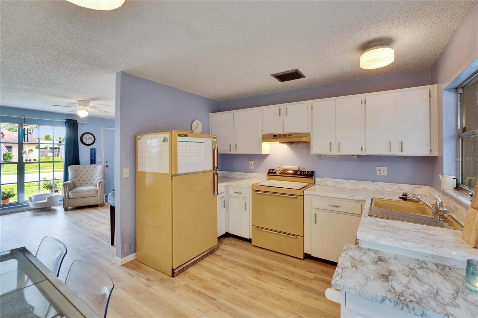 Listing photo id 16 for 3733 Mendocino Street