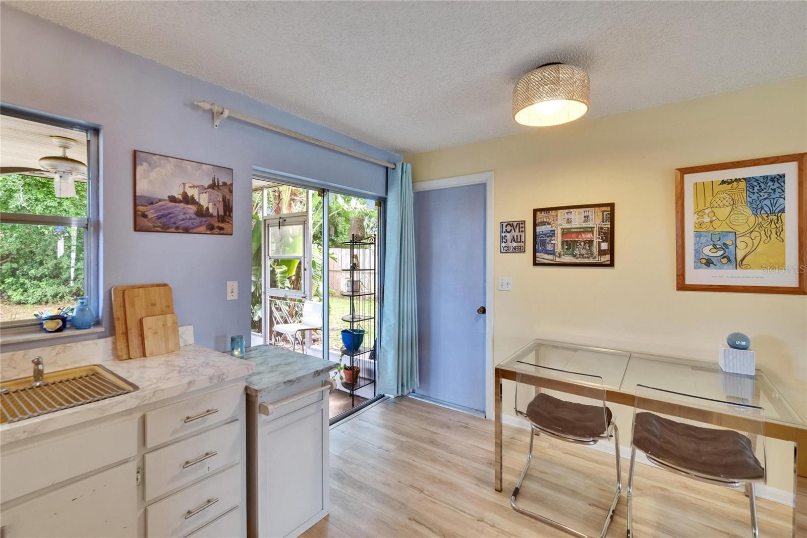 Listing photo id 19 for 3733 Mendocino Street