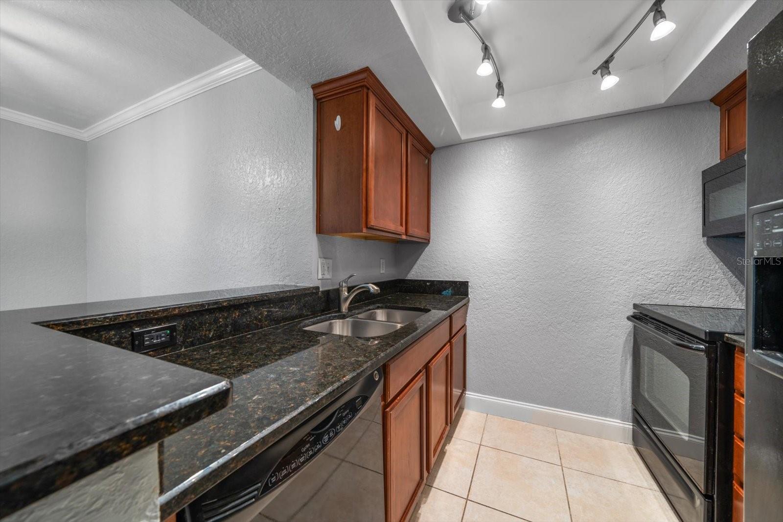 Image 10 of 39 For 720 Lyndhurst Street 1101
