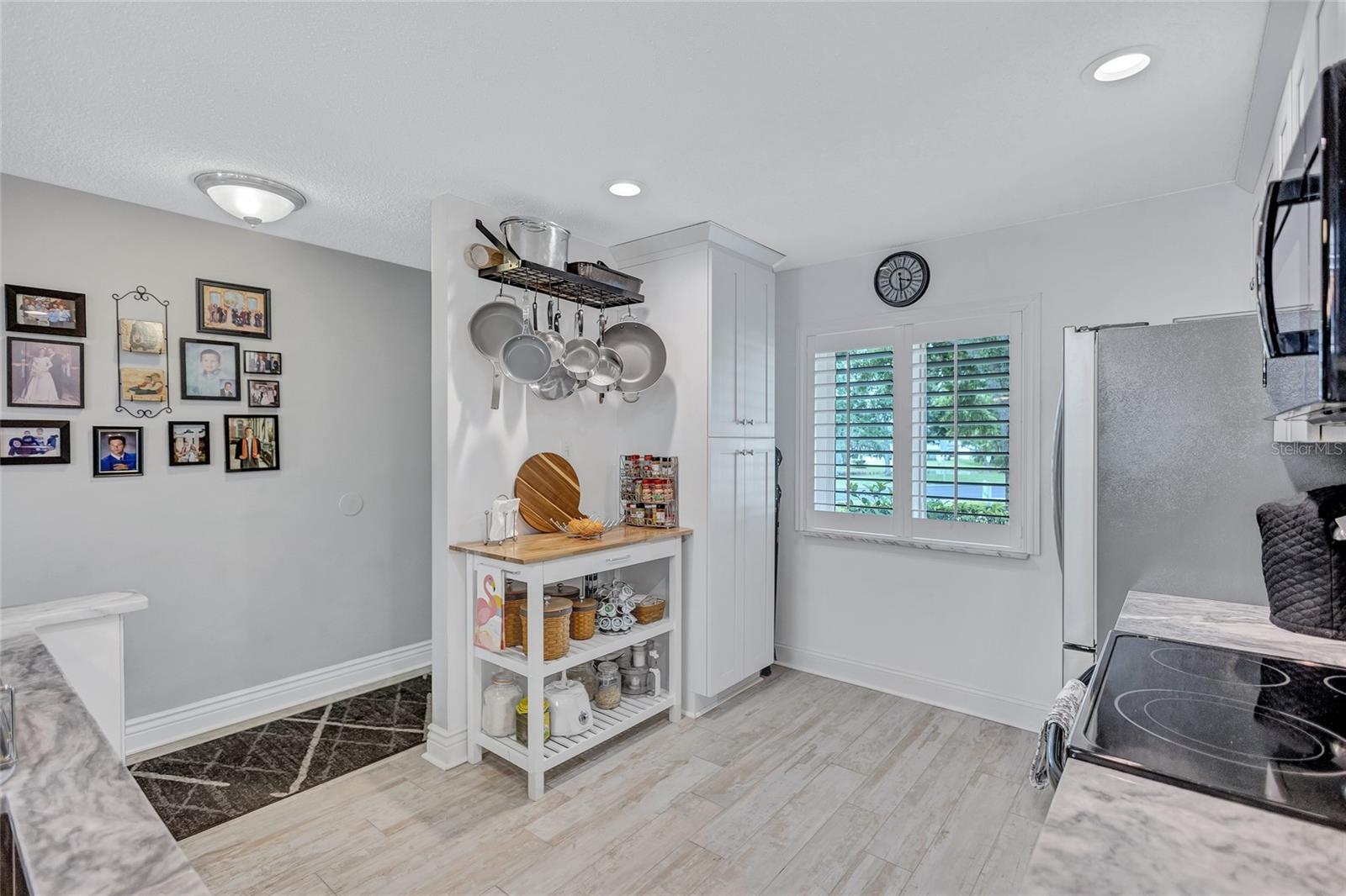 Image 10 of 94 For 900 Maclaren Drive N D