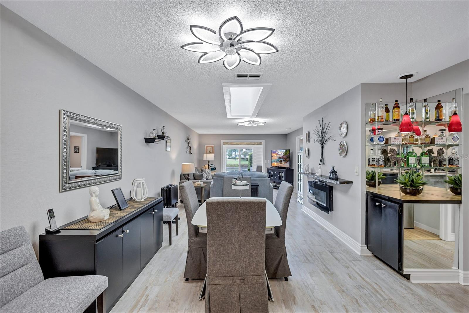 Image 13 of 94 For 900 Maclaren Drive N D