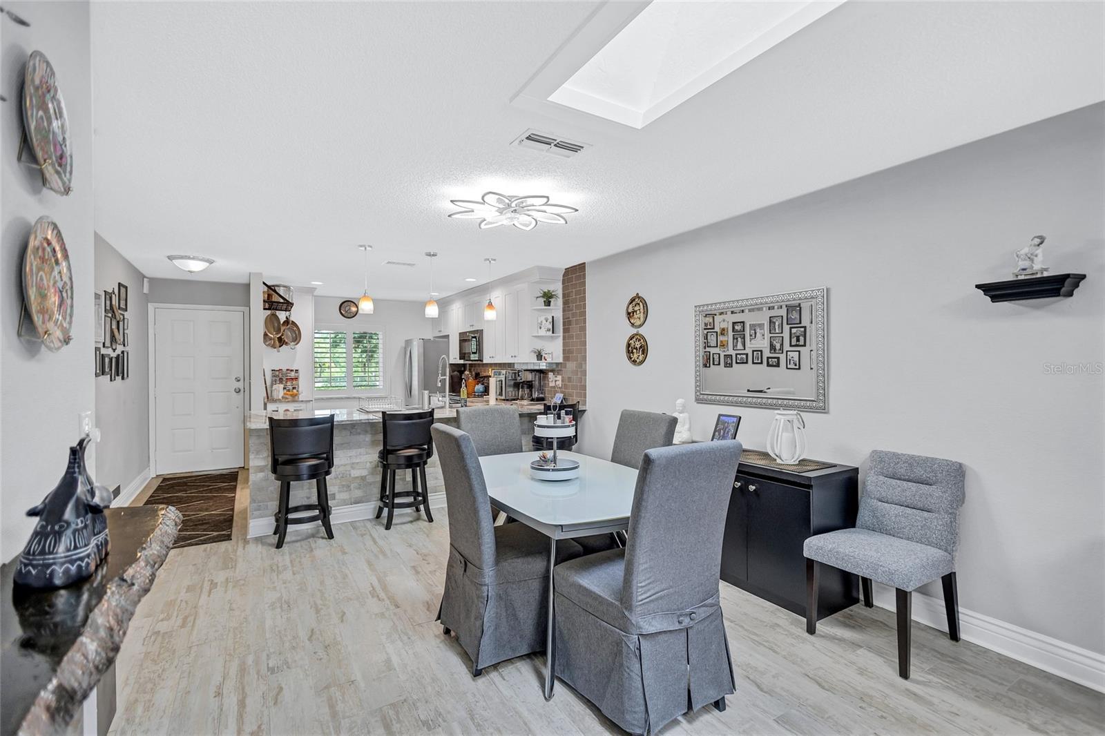Image 14 of 94 For 900 Maclaren Drive N D