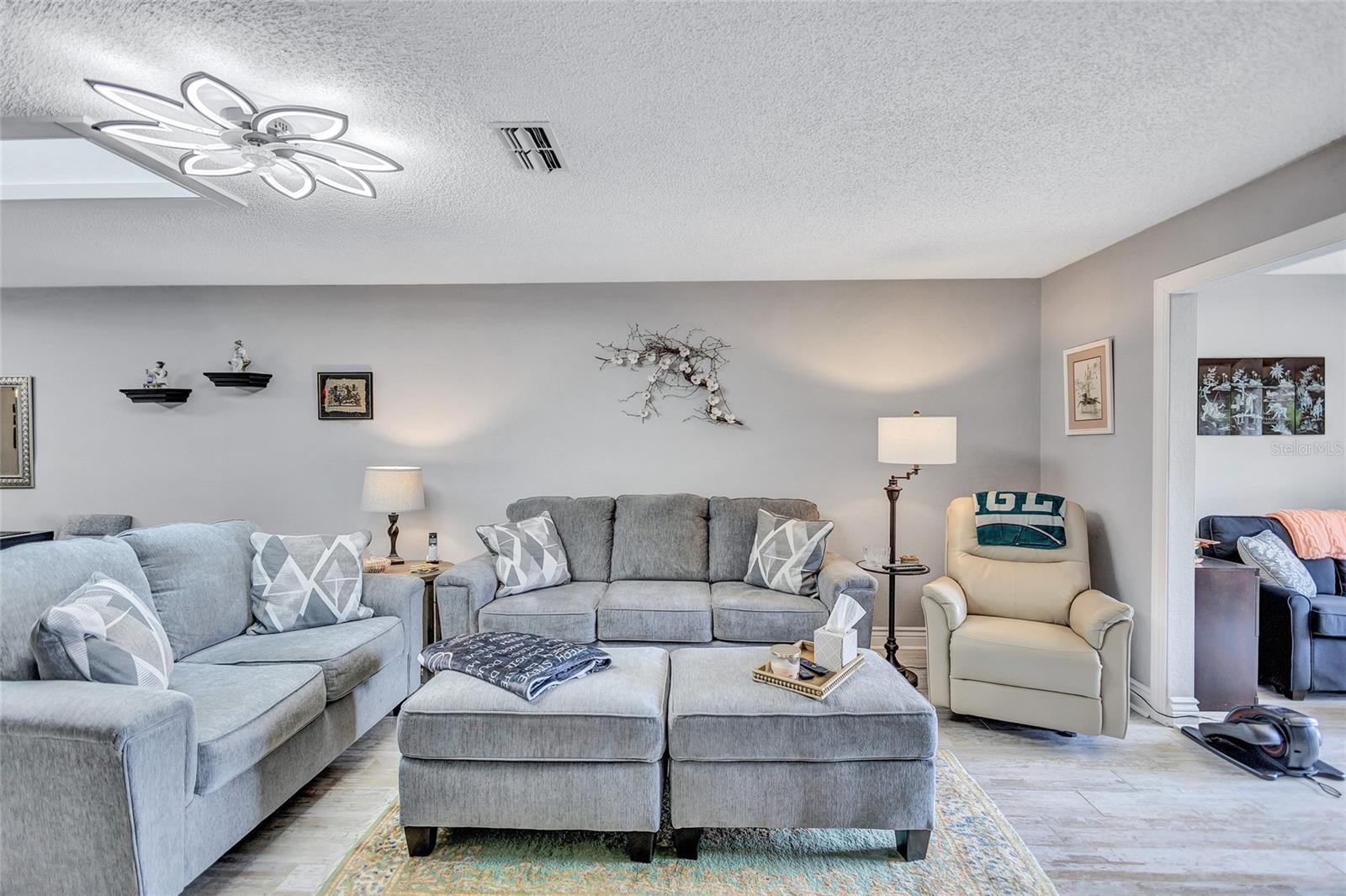 Image 16 of 94 For 900 Maclaren Drive N D