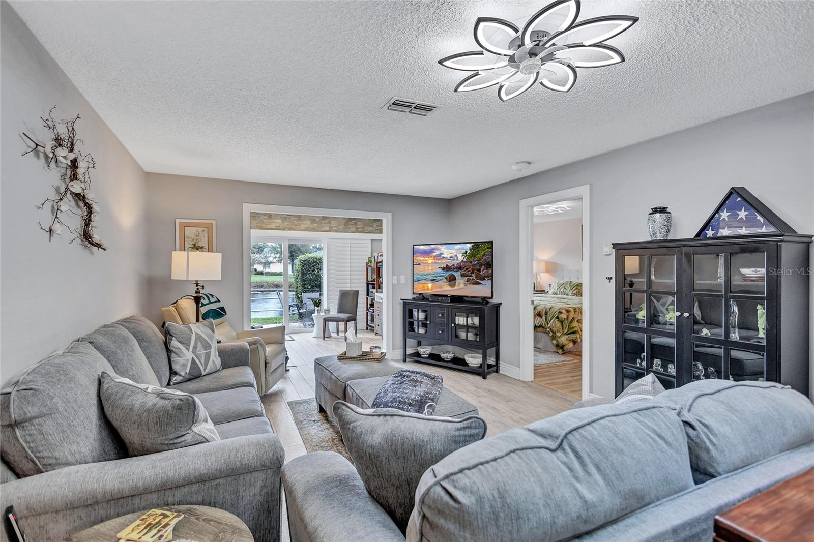 Image 18 of 94 For 900 Maclaren Drive N D