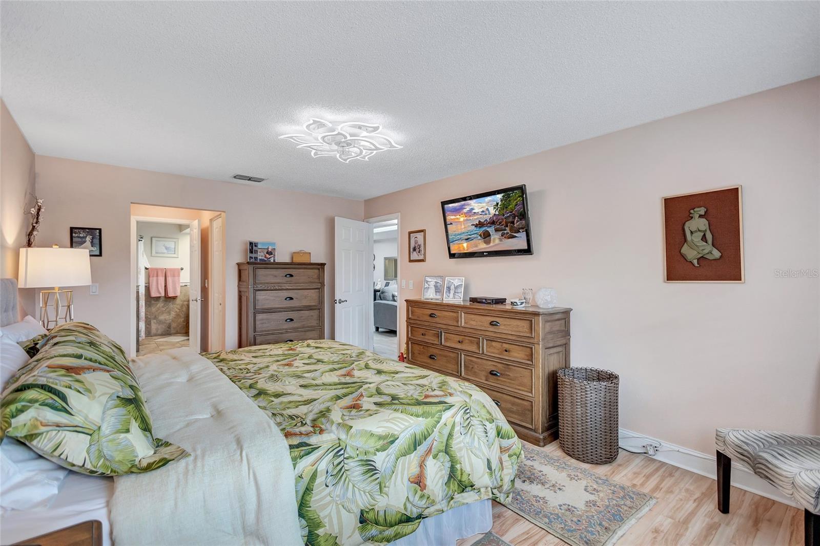 Image 23 of 94 For 900 Maclaren Drive N D