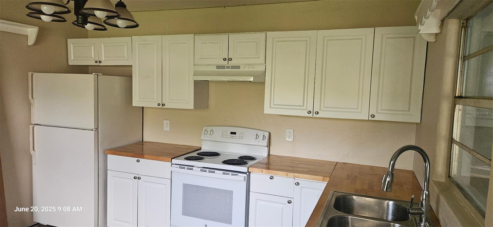 Listing photo id 14 for 1908 Kingsway Road