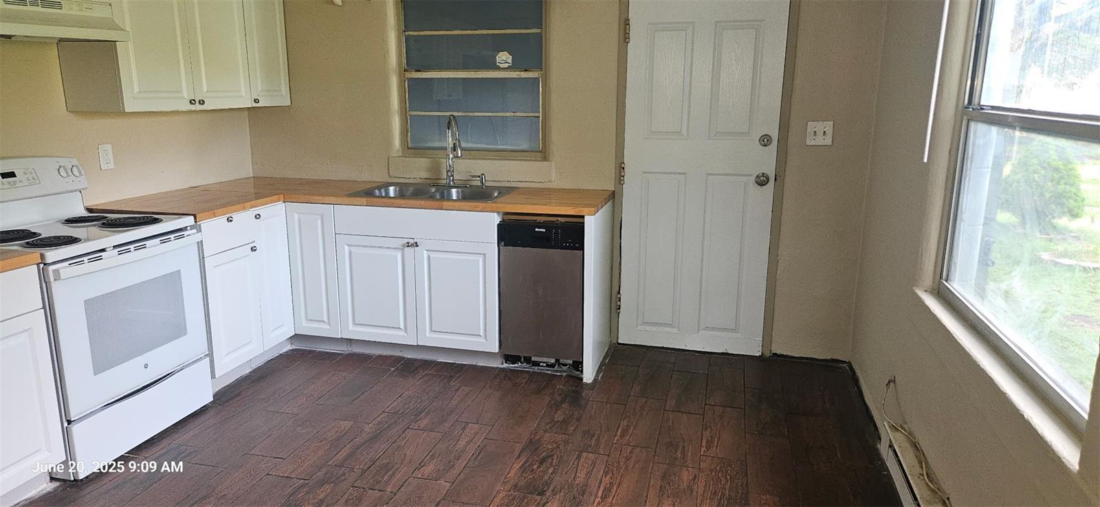 Listing photo id 15 for 1908 Kingsway Road