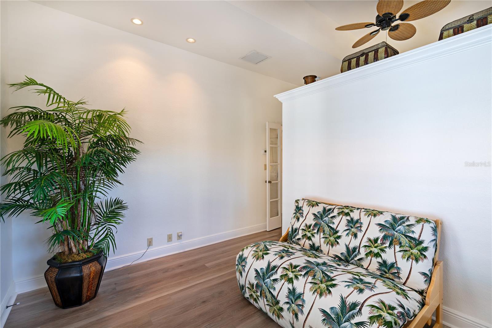 Image 48 of 82 For 831 Mandalay Avenue