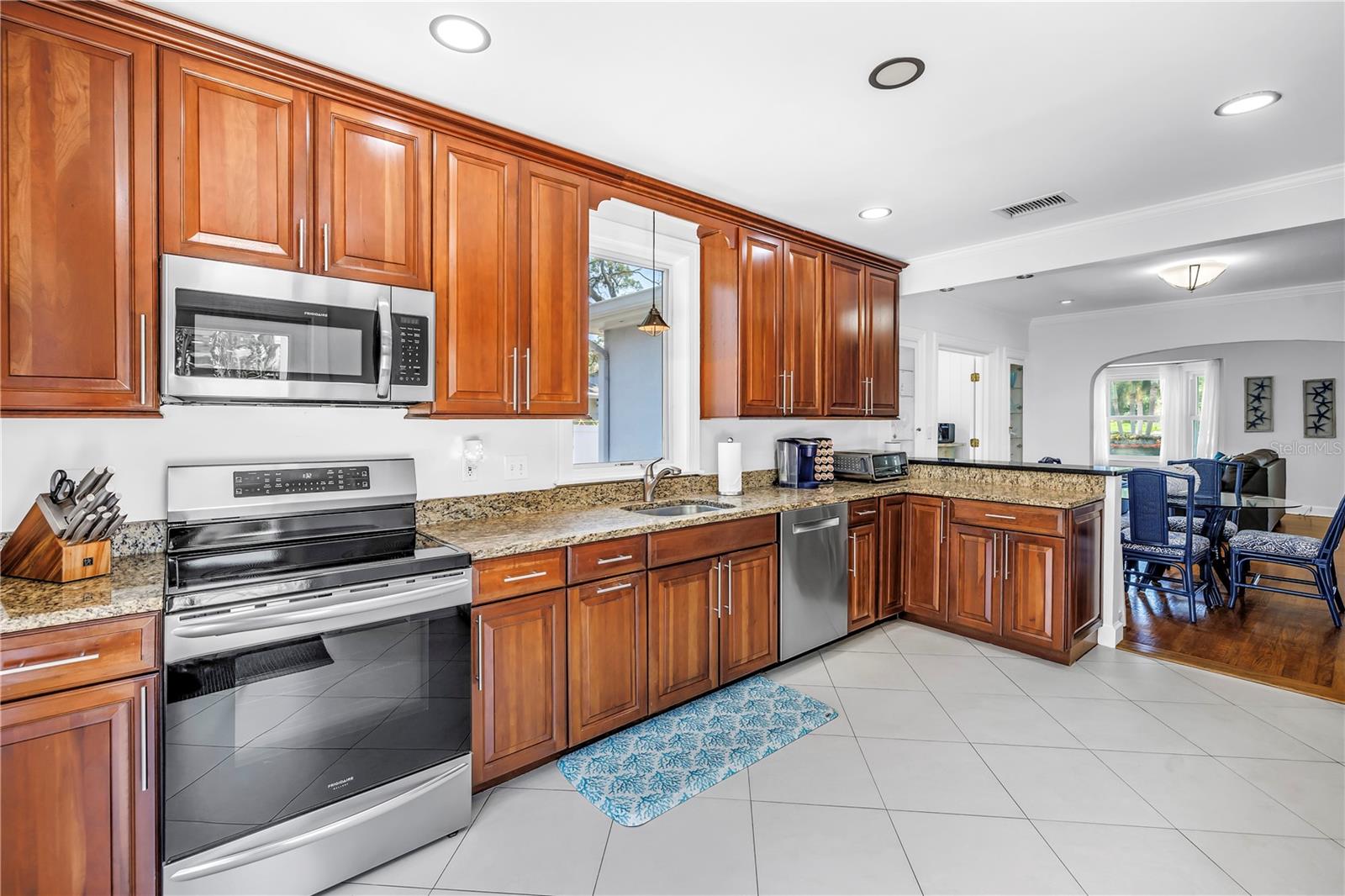 Image 20 of 48 For 555 21st Avenue Ne