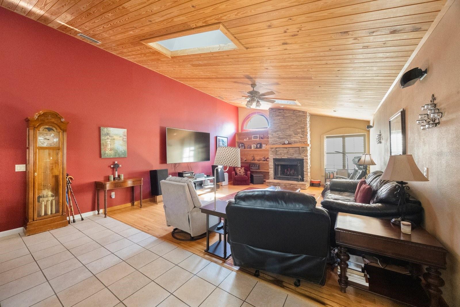 Image 12 of 61 For 512 Crystal Grove Boulevard
